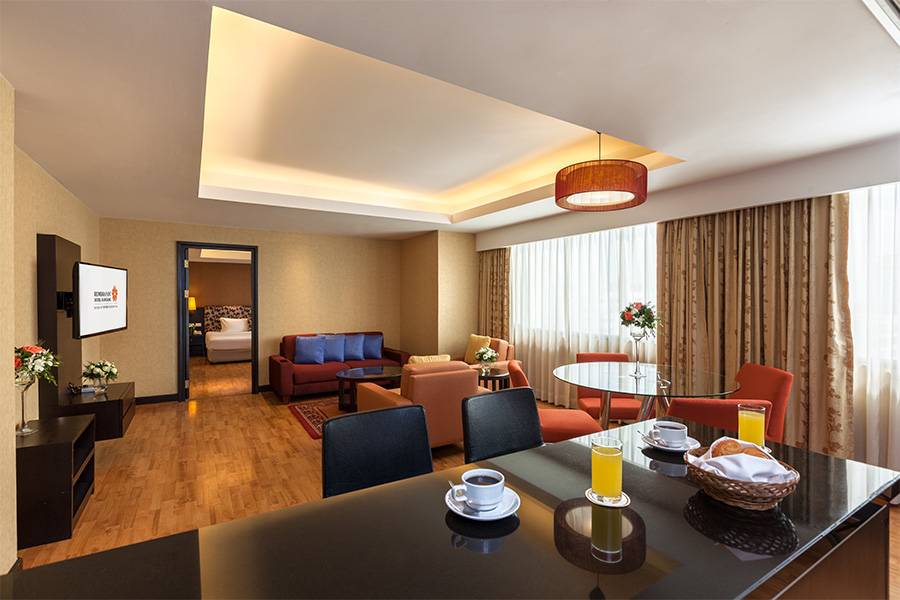 \☆1室4名までOK☆/ キャセイパシフィック航空利用 ☆レンブラント ホテル スイーツ アンド タワーズ☆2ベッドルームグランドスイート<1室4名様ご利用可能>(ベッド3台:ツインベッド+キングベッド1台、朝食付き)で過ごす バンコク3泊4日|往路発:午前/復路発:早朝~午前