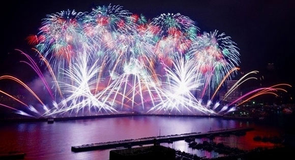 新宿発 西船橋駅発 秋の夜空を彩る熱海海上花火大会 御殿場プレミアム アウトレットでお買い物 御殿場高原ビール飲み放題 食べ放題の夕食付き