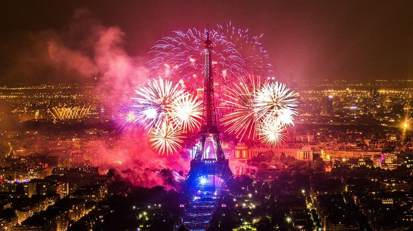 年末年始 フリープラン フランス 花の都パリ7日間 スーペリアホテル滞在でプチ贅沢 燃油込 成田発 航空会社未定