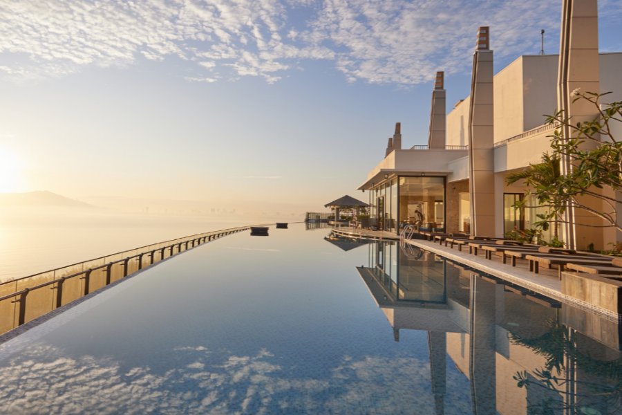 ＼☆人気お土産店『ホアリー』割引クーポン付き☆／ 香港航空で行く！ ダナン 三日月 デラックスオーシャンビュールームに泊まる　ダナン 3泊5日間｜往復送迎＊朝食付き