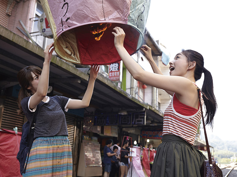 ★夕暮れの十分天燈上げツアー付き 【往路/午前発＊復路/午後発】チャイナエアラインで行く！成田発/台湾桃園空港着　3泊4日　ホテルパパホエールにご宿泊