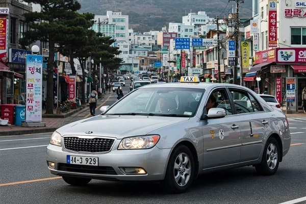 チェジュ島市内を走るタクシー
