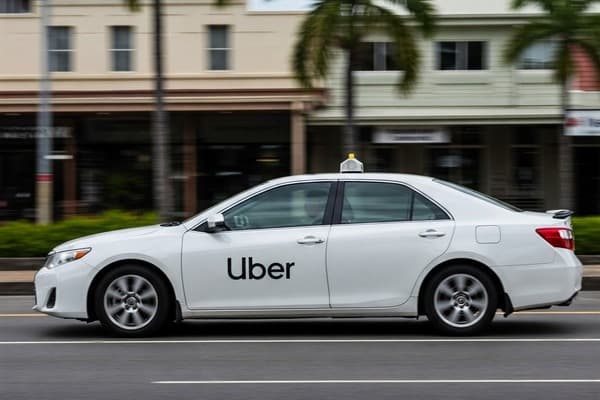 ケアンズ市内を走るUberタクシー