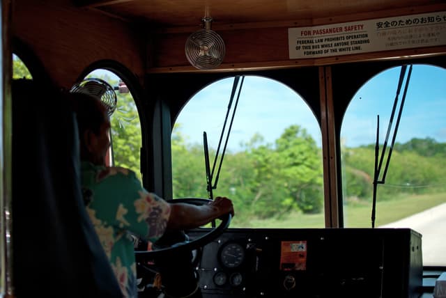 赤いシャトルバス