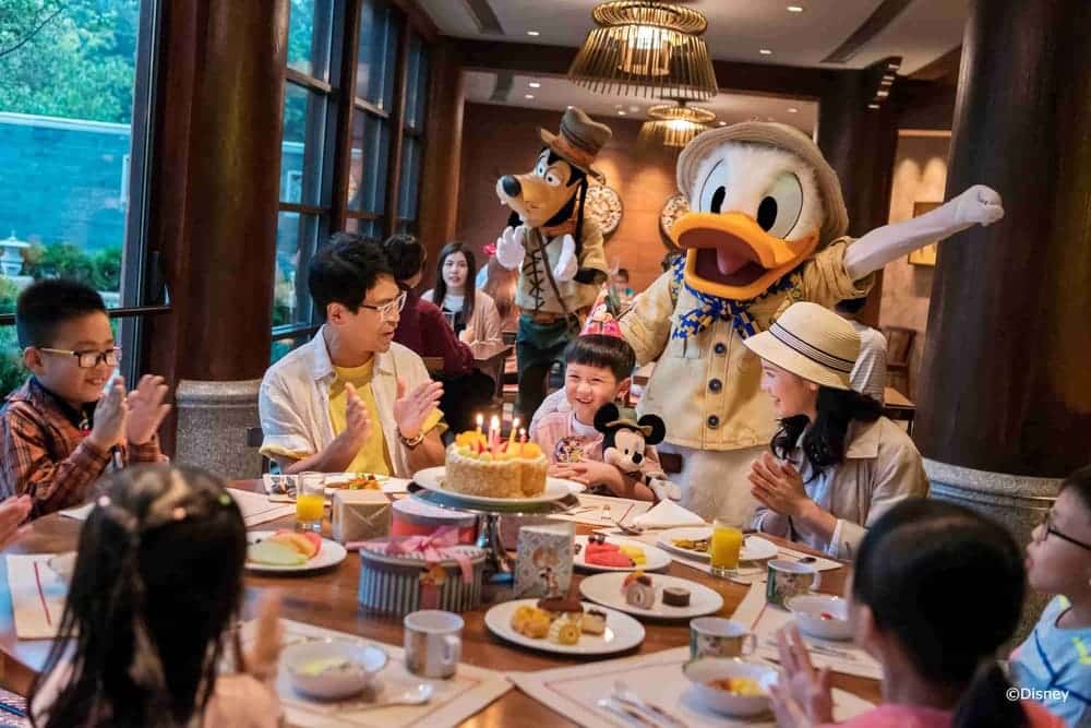 ドナルドダックとの食事風景