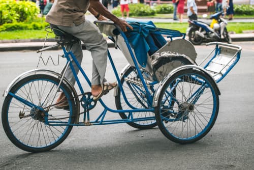 ホーチミンを走るシクロ