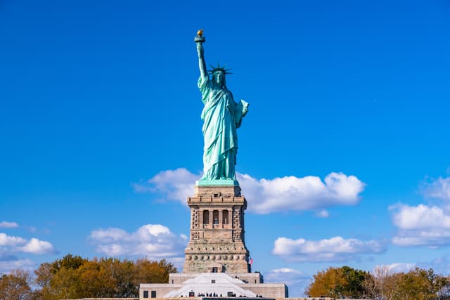 自由の女神とアメリカ国旗