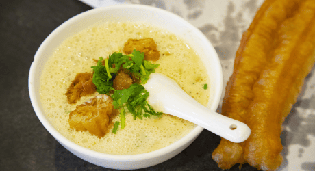 揚げパン（油条）が浮かぶ温かい台湾の豆乳スープ（鹹豆漿）
