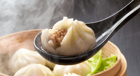 薄皮から肉汁が透けて見える熱々の小籠包