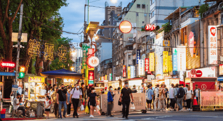 台北・寧夏夜市の通りに並ぶ、たくさんのグルメ屋台と賑わう人々の風景