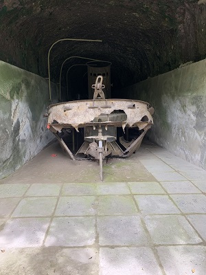 洞窟内に残された旧日本軍の船